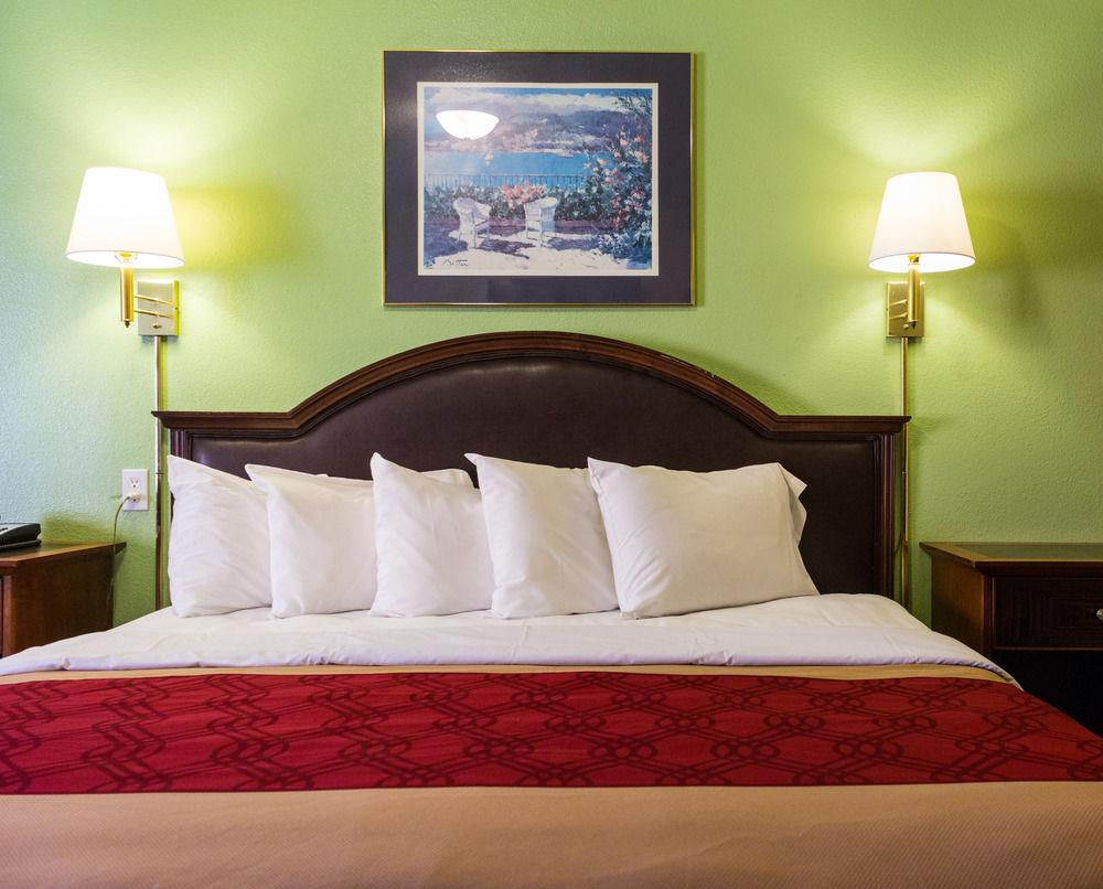 Econo Lodge Pryor Creek Eksteriør billede