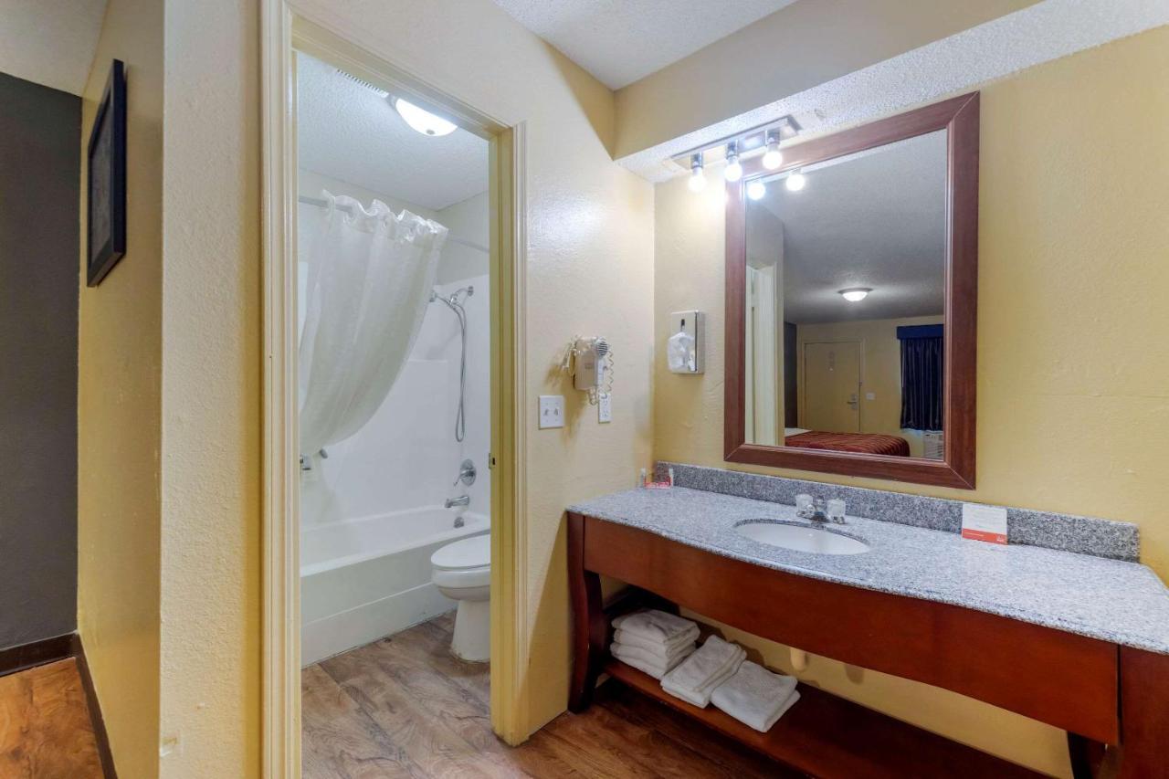 Econo Lodge Pryor Creek Eksteriør billede