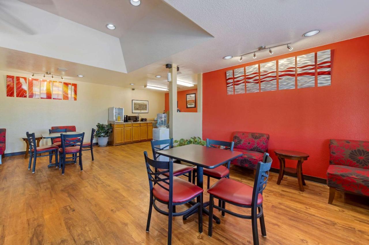 Econo Lodge Pryor Creek Eksteriør billede